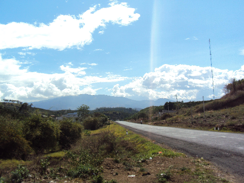 Cao Nguyên Lâm Viên một góc nhìn trên quốc lộ 20 đi Đà Lạt. Cao Nguyên Lâm Viên một góc nhìn trên quốc lộ 20 đi Đà Lạt.