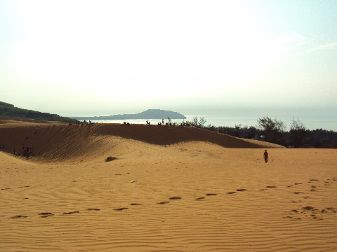 Hòn Rơm nhìn từ đồi Hồng, Mũi Né. Hòn Rơm nhìn từ đồi Hồng, Mũi Né.