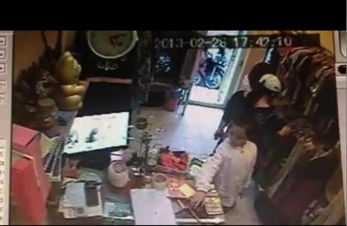 Cô bé nhanh tay lấy chiếc điện thoại để trên bàn Cô bé nhanh tay lấy chiếc điện thoại để trên bàn