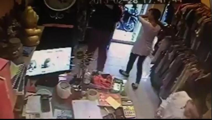 Lúc nhân viên không để ý bé gái tranh thủ nhòm ngó xung quanh chiếc bàn trong cửa hàng Lúc nhân viên không để ý bé gái tranh thủ nhòm ngó xung quanh chiếc bàn trong cửa hàng