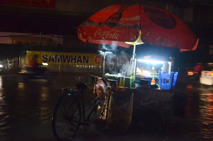 Những xe hàng rong cũng vắng lặng trong vùng nước ngập