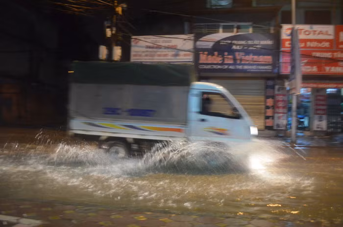 Trên đường Đội Cấn (Ba Đình, Hà Nội) nhiều đoạn cũng bị ngập sâu.