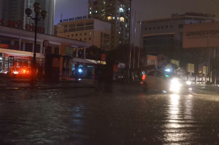 Cổng bến xe Mỹ Đình cũng bị ngập nặng