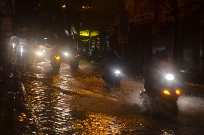 Tình trạng ngập úng đã khiến cho việc đi lại gặp nhiều khó khăn