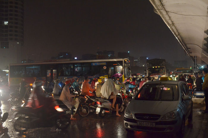 Nước ngập, tắc đường là điều không tránh khỏi. Nước ngập, tắc đường là điều không tránh khỏi.