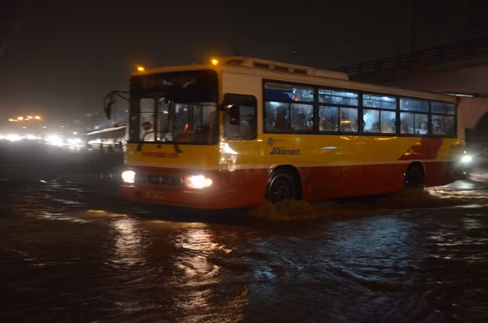 Do đoạn này công trình làm đường còn dở giang, hệ thống thoát nước còn rất chập dẫn đến tình trạng ngập úng cục bộ.