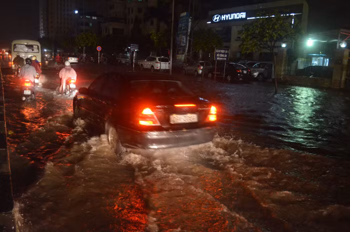 Nước ngập sâu trước cổng bện viện 19 – 8.