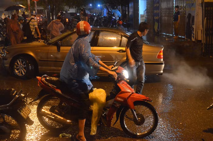 Ngay cả ôtô cũng chết máy khi đi qua vùng nước ngập sâu.