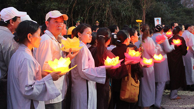 Dòng người thắp nến cầu nguyện cho Đại tướng Võ Nguyên Giáp Dòng người thắp nến cầu nguyện cho Đại tướng Võ Nguyên Giáp