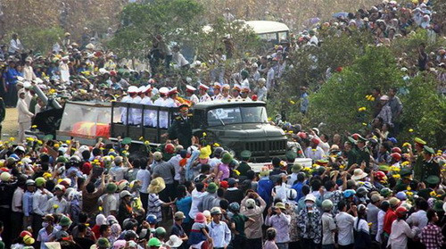 Biển người tiễn biệt Đại tướng, người anh hùng của dân tộc - Ảnh: Nguyên Linh/tuoitre