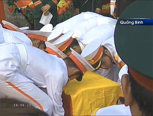 Đội tiêu binh chuẩn bị lễ hạ huyệt.