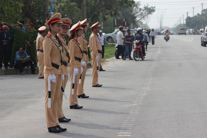 Các nữ CSGT cũng tích cực tham gia để đảm bảo an ninh trật tự