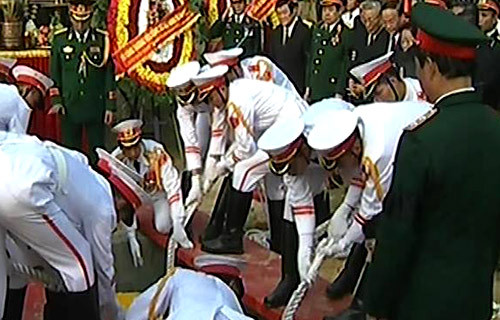 Linh cữu Đại tướng đã hòa vào lòng đất.