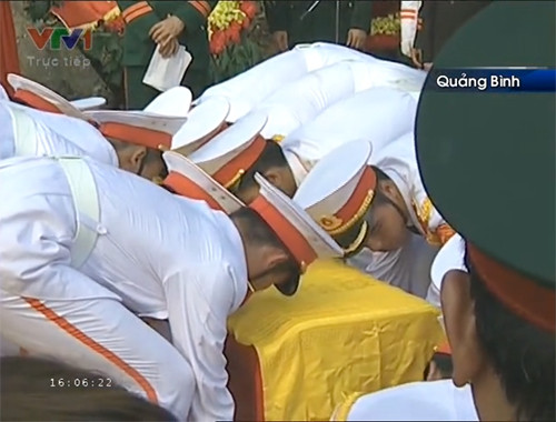 Đội tiêu binh chuẩn bị lễ hạ huyệt.