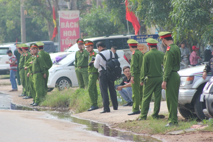 Người dân đứng 2 bên đường để quan sát, đón Đại tướng về nơi an nghỉ cuối cùng.
