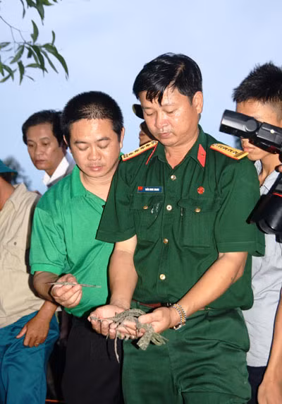 Các nhân viên NH CSXH kè người "nhập vong" để tìm kiếm HCLS tại Quảng Trị ngày 25.7