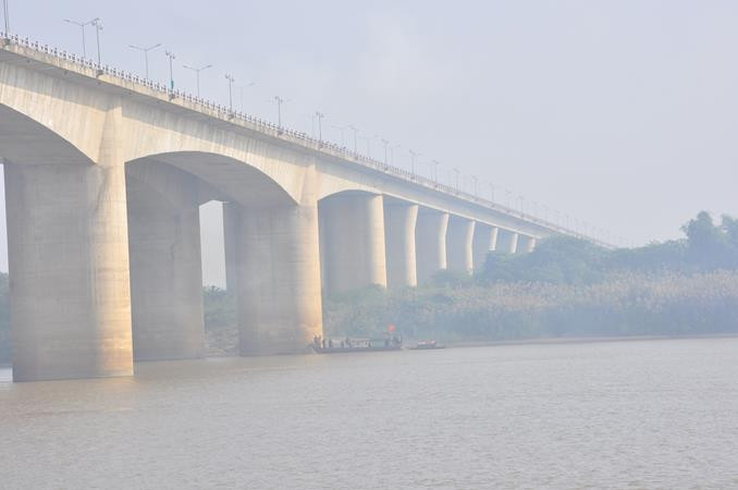 Thuyền của đội tìm kiếm đang tìm tại khu vực chân cầu Thanh Trì phía Gia Lâm Thuyền của đội tìm kiếm đang tìm tại khu vực chân cầu Thanh Trì phía Gia Lâm