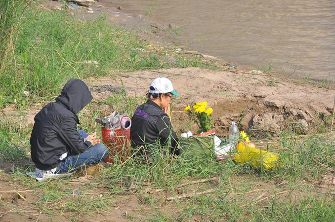 Người nhà nạn nhân cũng mang lễ, hương... đến trước khu vực tìm kiếm để mong chờ tin từ đội tìm kiếm Người nhà nạn nhân cũng mang lễ, hương... đến trước khu vực tìm kiếm để mong chờ tin từ đội tìm kiếm