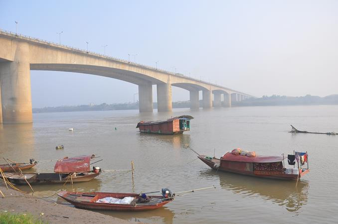 Khu vực được khoanh vùng để các thợ lặn tìm kiếm xác nạn nhân dưới chân cầu Thanh Trì Khu vực được khoanh vùng để các thợ lặn tìm kiếm xác nạn nhân dưới chân cầu Thanh Trì