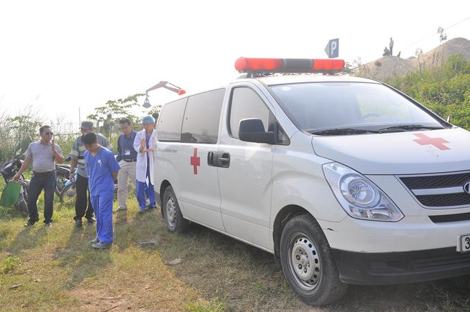 Xe cứu thương và các bác sĩ pháp y cũng đã có mặt từ sớm Xe cứu thương và các bác sĩ pháp y cũng đã có mặt từ sớm