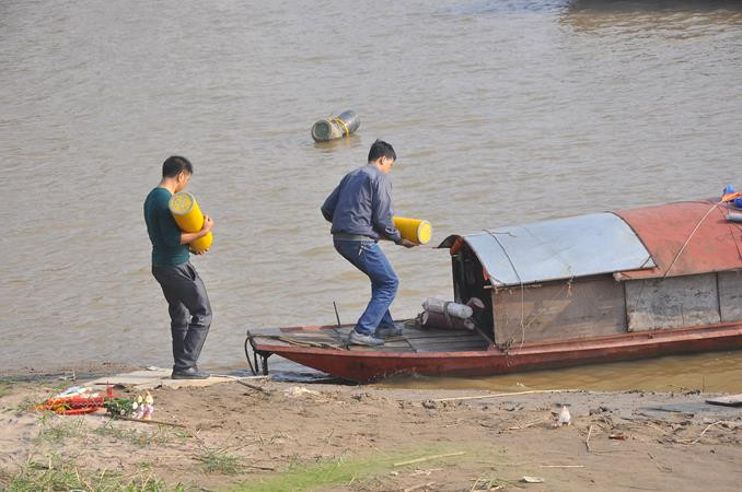 Bình ô-xy trên bờ cũng nhanh chóng được chuyển xuống thuyền để phục vụ công tác tìm kiếm. Bình ô-xy trên bờ cũng nhanh chóng được chuyển xuống thuyền để phục vụ công tác tìm kiếm.