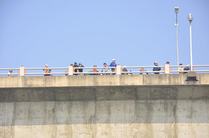 Nhiều người dân cũng đến để đợi tin Nhiều người dân cũng đến để đợi tin