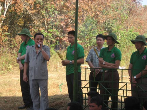 Nguyễn Thanh Thúy (ngồi bìa phải) đang “rao giảng” về tìm hài cốt liệt sĩ vào sáng 29-1 tại thị xã Bình Long.