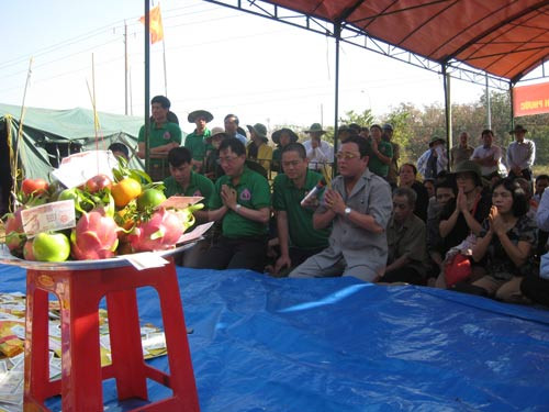 Thúy đang cầm micro vẽ chuyện trước nhiều cán bộ Ngân hàng Chính sách xã hội tại buổi tìm hài cốt liệt sĩ vào sáng 29-1 ở thị xã Bình Long.