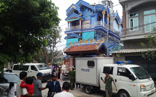 Việc cơ quan chức năng bắt "nhà tâm linh" Nguyễn Thanh Thúy được đông đảo người dân quan tâm - Ảnh: M.Sang