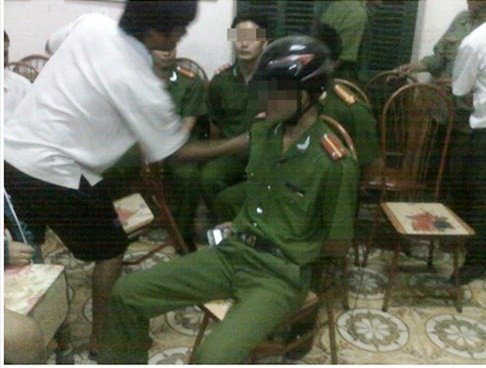 Hình ảnh công an bị trói tay bị phát tán trên faceboook. Hình ảnh công an bị trói tay bị phát tán trên faceboook.