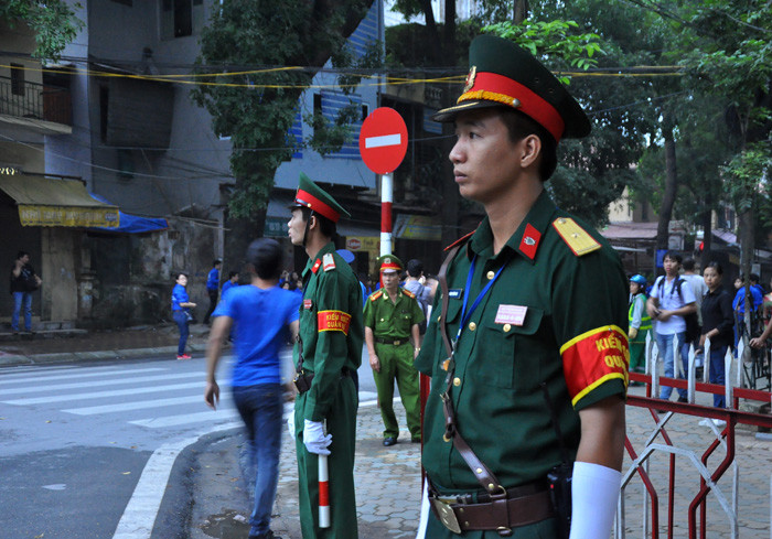 Các lực lượng an ninh được điều động đến bảo vệ. Các lực lượng an ninh được điều động đến bảo vệ.