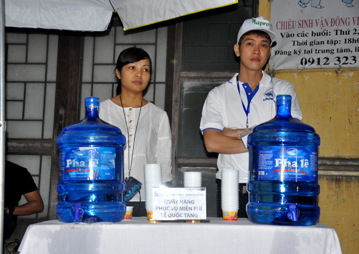 Các quầy hàng miễn phí cũng được chuẩn bị chu đáo. Các quầy hàng miễn phí cũng được chuẩn bị chu đáo.