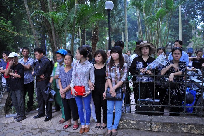 Nhiều người dân cũng đến từ rất sớm. Nhiều người dân cũng đến từ rất sớm.