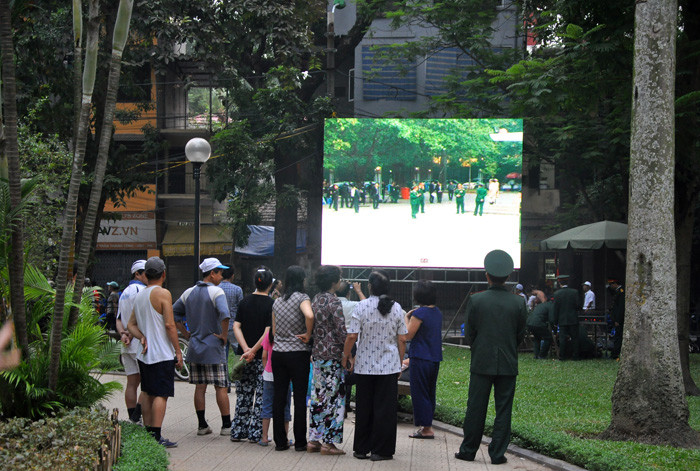 Màn hình lớn truyền hình trực tiếp lễ tang được đặt tại vượn hoa Pasteur. Màn hình lớn truyền hình trực tiếp lễ tang được đặt tại vượn hoa Pasteur.