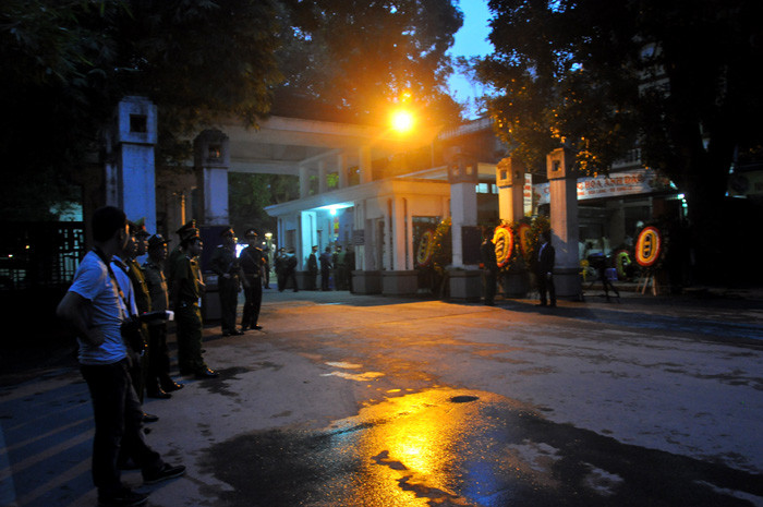 Toàn cảnh tại nhà tang lễ số 5 Trần Thánh Tông từ sáng sớm. Toàn cảnh tại nhà tang lễ số 5 Trần Thánh Tông từ sáng sớm.