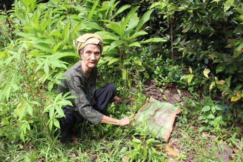 Bà Huỳnh Thị Tư kể lại sự việc tại nơi bà phát hiện đứa bé lúc bị chôn sống Bà Huỳnh Thị Tư kể lại sự việc tại nơi bà phát hiện đứa bé lúc bị chôn sống