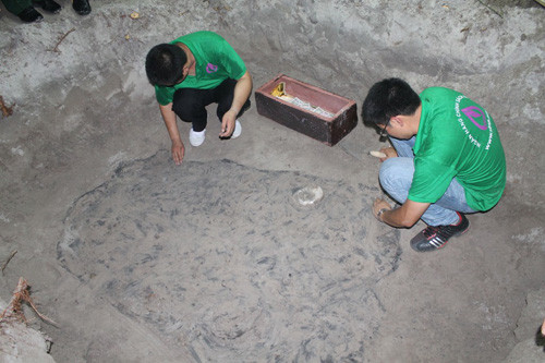 Các nhân viên trong đồng phục Ngân hàng CSXH trực tiếp tham gia tìm kiếm quy tập HCLS tại Quảng Trị Các nhân viên trong đồng phục Ngân hàng CSXH trực tiếp tham gia tìm kiếm quy tập HCLS tại Quảng Trị