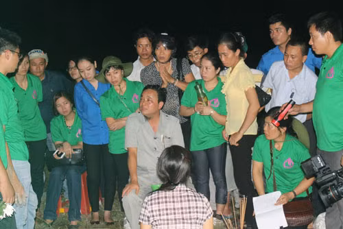 “Cậu Thủy” (áo trắng, ngồi) chỉ đạo việc “bốc mộ” tại thôn Lâm Xuân (xã Gio Mai, H.Gio Linh, Quảng Trị) chiều tối 25.7- Ảnh: Bình Thanh “Cậu Thủy” (áo trắng, ngồi) chỉ đạo việc “bốc mộ” tại thôn Lâm Xuân (xã Gio Mai, H.Gio Linh, Quảng Trị) chiều tối 25.7- Ảnh: Bình Thanh