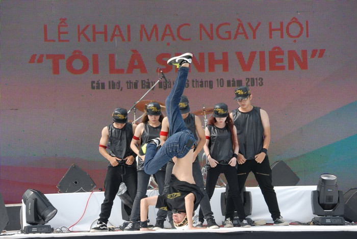 Màn trình diễn hip hop đoạt giải nhất cuộc thi tìm kiếm tài năng sinh viên. Màn trình diễn hip hop đoạt giải nhất cuộc thi tìm kiếm tài năng sinh viên.
