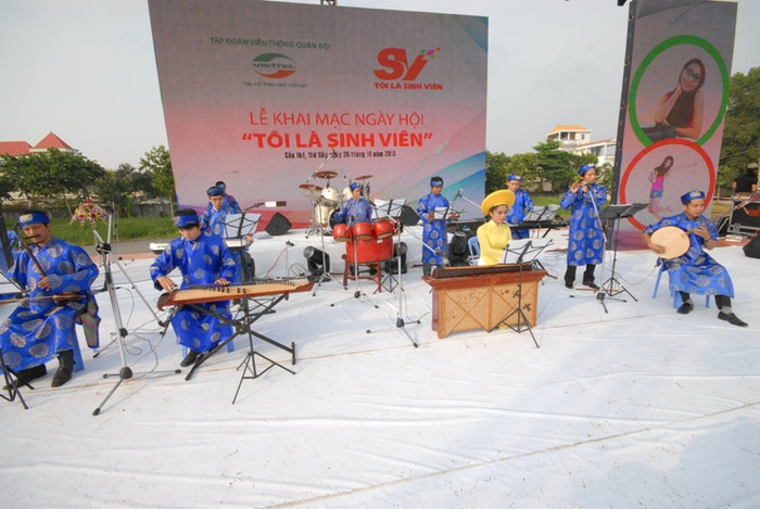 Các phần trình diễn được dàn dựng rất công phu không khác gì một show chuyên nghiệp. Các phần trình diễn được dàn dựng rất công phu không khác gì một show chuyên nghiệp.