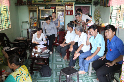 Đại diện cơ quan đoàn thể địa phương đến chứng kiến và lập biên bản vụ việc Đại diện cơ quan đoàn thể địa phương đến chứng kiến và lập biên bản vụ việc