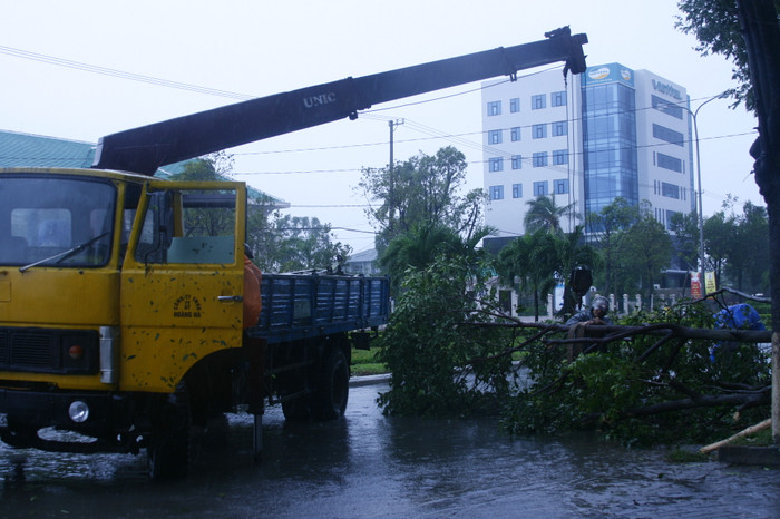 Bất chấp mưa to gió lớn, những công nhân môi trường đô thị và cả người dân khắc phục hậu quả sau bão giải phóng gia thông. Bất chấp mưa to gió lớn, những công nhân môi trường đô thị và cả người dân khắc phục hậu quả sau bão giải phóng gia thông.