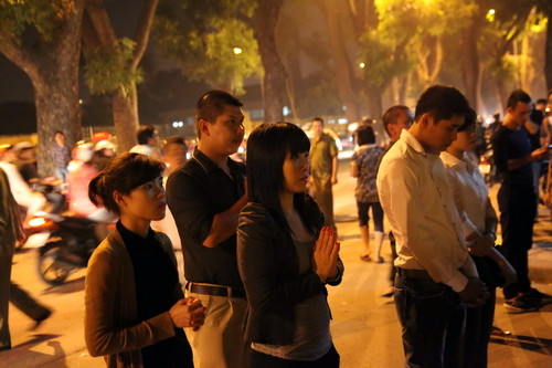 Những bạn trẻ có mặt trong đêm vái vọng Đại tướng trước nhà 30 Hoàng Diệu - Ảnh Độc Lập