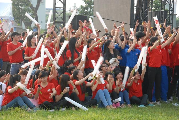 Cổ vũ nhiệt tình cho các tiết mục. Cổ vũ nhiệt tình cho các tiết mục.