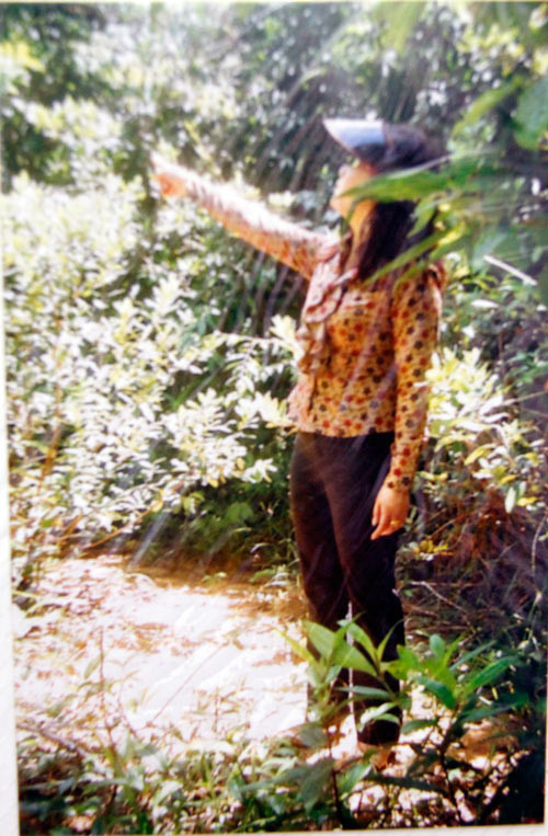 Phan Thị Bích Hằng định hướng địa điểm có hài cốt liệt sĩ trên đảo ngày 19/10/2008 Phan Thị Bích Hằng định hướng địa điểm có hài cốt liệt sĩ trên đảo ngày 19/10/2008