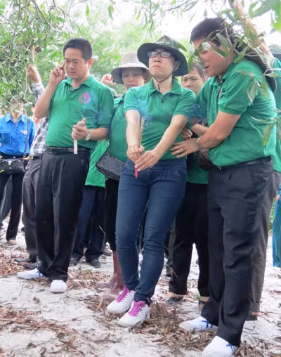 Các nhân viên NH CSXH kè người "nhập vong" để tìm kiếm HCLS tại Quảng Trị ngày 25.7