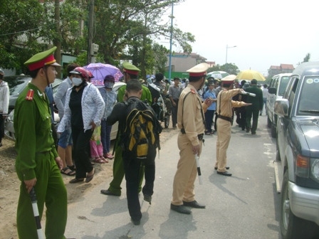 Dòng người đứng hai bên đường để đón linh cữu Đại tướng Võ Nguyên Giáp