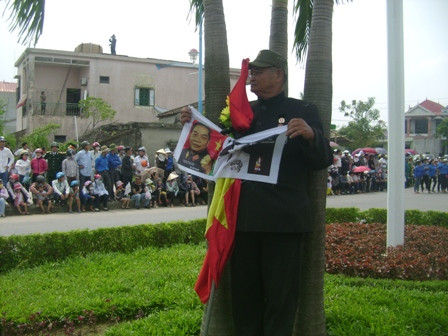 Một cựu chiến binh đang đứng đợi linh cữu Đại tướng