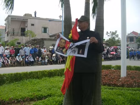 Một cựu chiến binh đang đứng đợi linh cữu Đại tướng