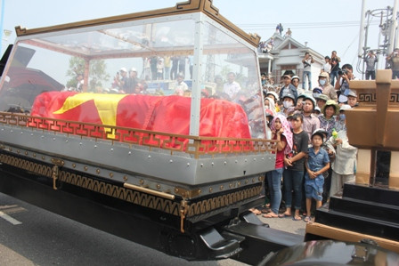 Người dân thành kính trước thi hài Đại tướng